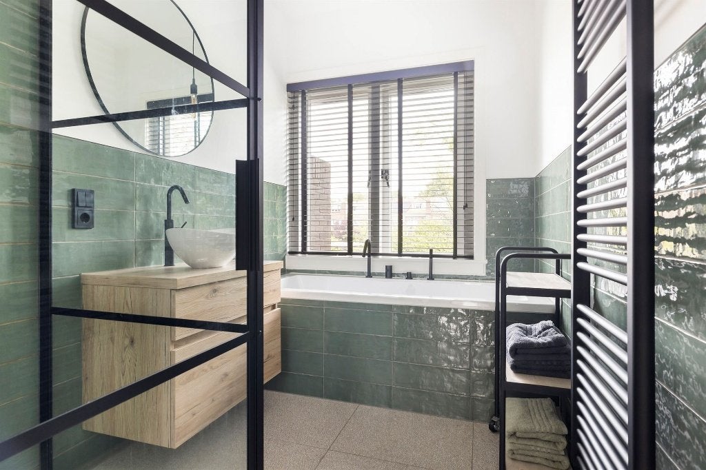 Complete badkamer inrichting, Ophalen, Zo goed als nieuw, Met bad
