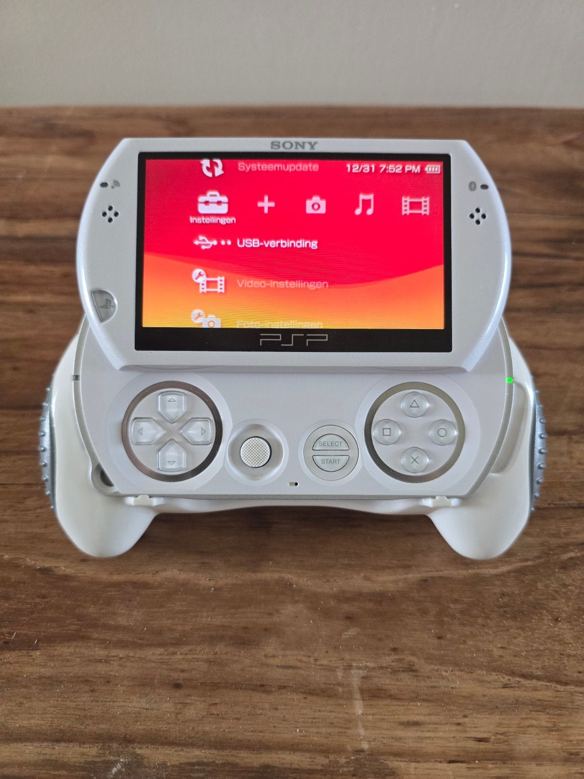 PSP Go 14GB Wit met accessoires, Spelcomputers en Games, Spelcomputers | Sony PSP, Ophalen of Verzenden, Zo goed als nieuw, Wit