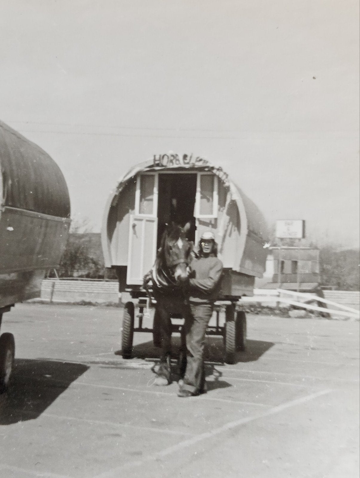 Foto met woonwagens en paarden jaren 60-70, Verzamelen, Ophalen of Verzenden, 1960 tot 1980, Gebruikt, Overige onderwerpen
