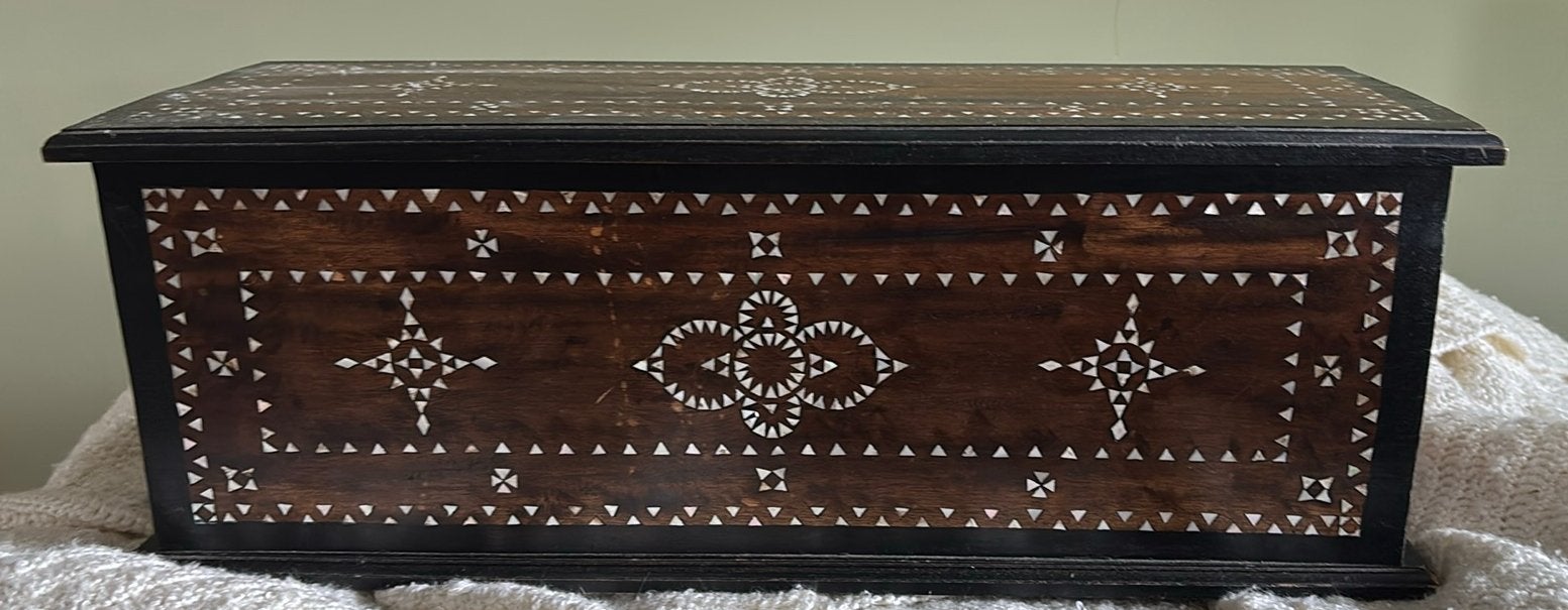 Decoratieve houten kist met parelmoer inleg, Ophalen