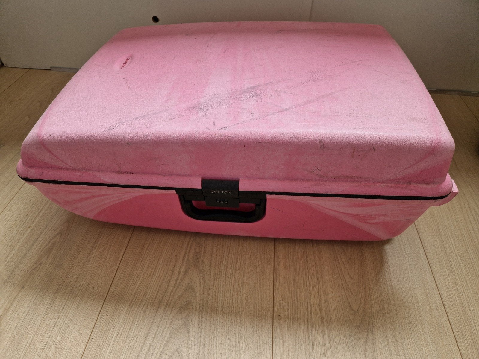 Roze Carlton Koffer met Wieltjes en Slot, Sieraden, Tassen en Uiterlijk, Koffers, Gebruikt, Hard kunststof, 45 tot 55 cm, 70 cm of meer