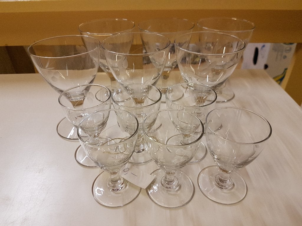 Gegraveerde kristallen glazen 6 rode wijn en 6 likeur, Antiek en Kunst, Antiek | Glas en Kristal, Ophalen