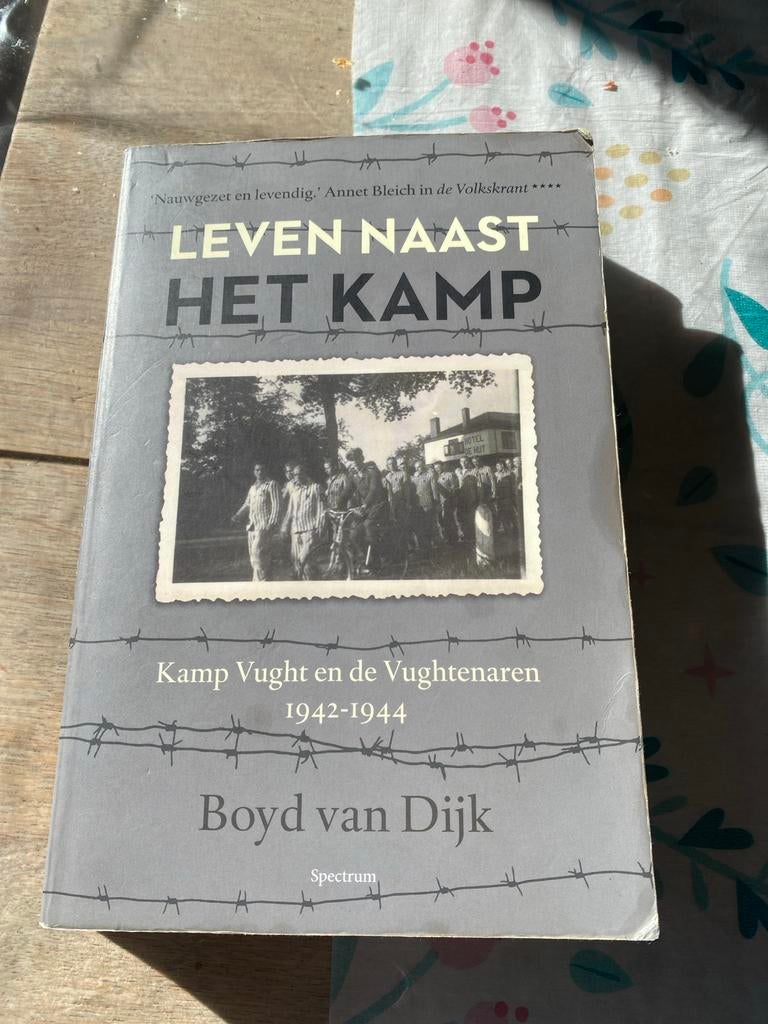 Leven naast het kamp - Kamp Vught en de Vughtenaren, Boeken, Ophalen of Verzenden, 20e eeuw of later, Gelezen