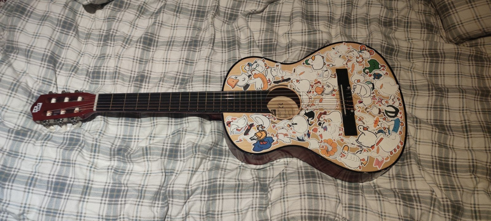 Klassieke gitaar met unieke stickerdecoratie, Muziek en Instrumenten, Ophalen of Verzenden, Gebruikt, Klassieke of Spaanse gitaar
