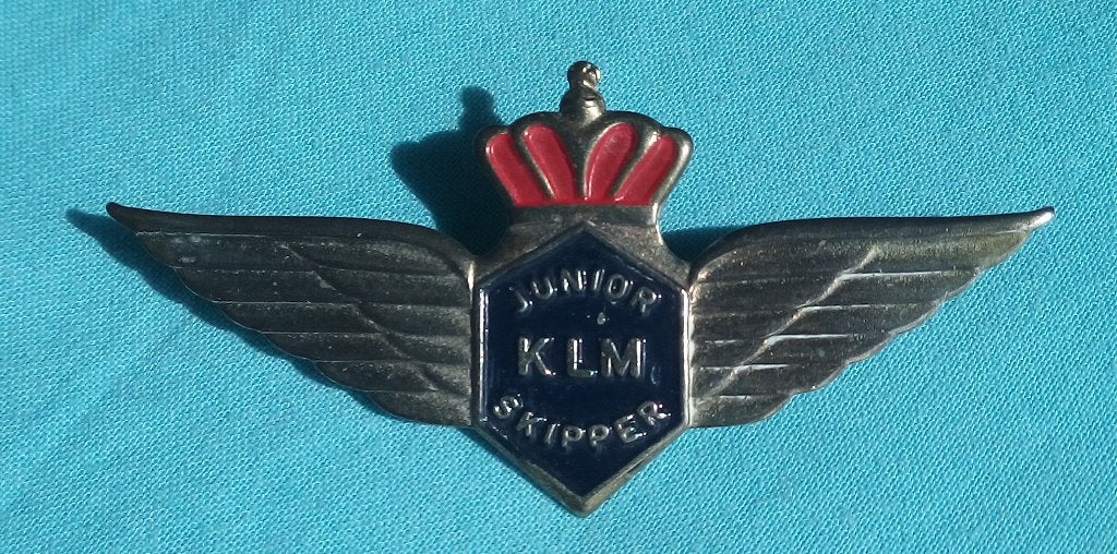 JAREN 1950 JUNIOR KLM SKIPPER LUCHTVAART SPELDJE EMAILLE, Verzenden, Gebruikt, Kaart, Foto of Prent