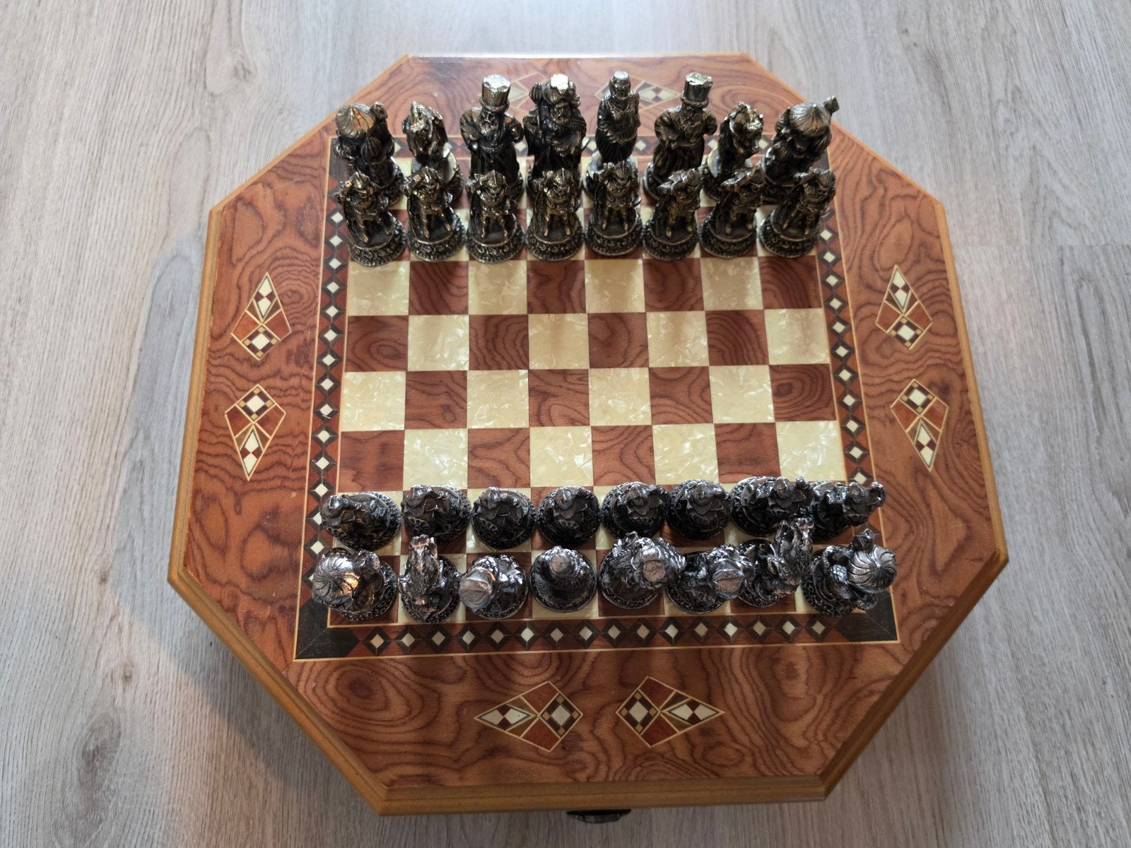 Uniek schaakspel met houten bord en metalen stukken, Ophalen, Zo goed als nieuw, Schaken