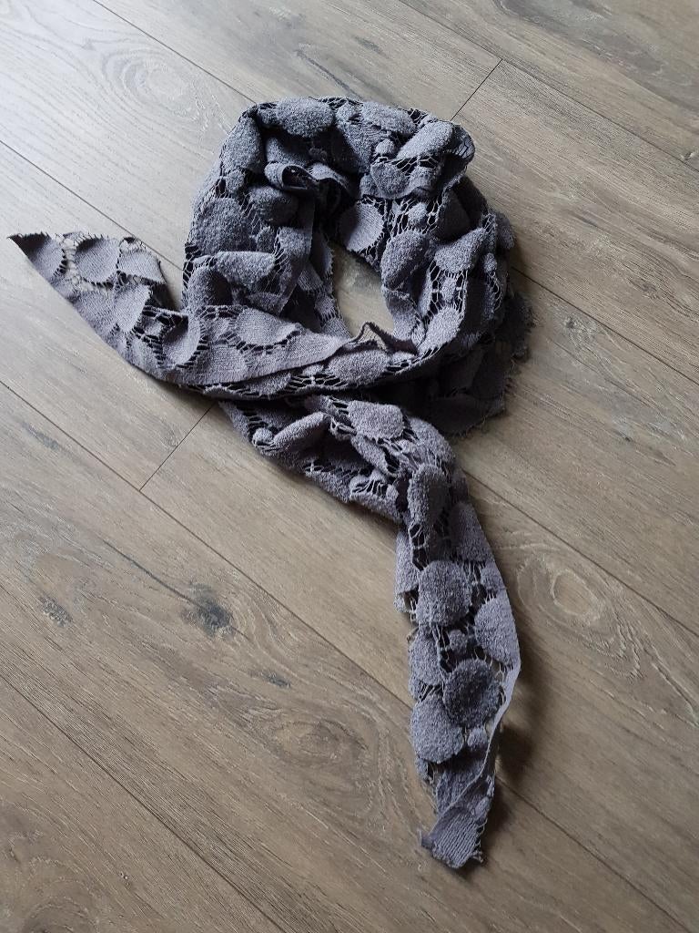 Driehoekige sjaal / omslagdoek dames -- merk: Pieces --, Maat 46/48 (XL) of groter, Ophalen of Verzenden, Sjaal, Gedragen