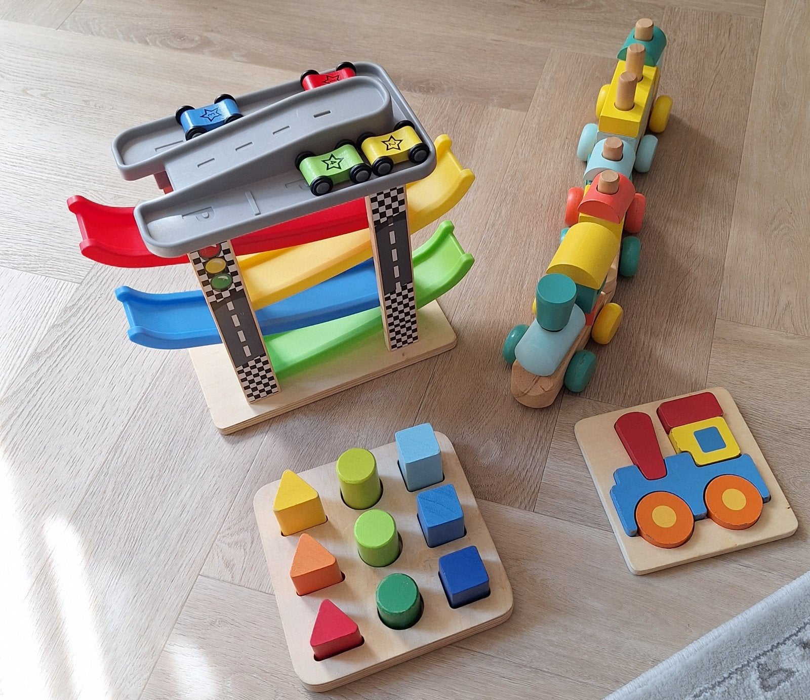 Houten speelgoed, treintje, puzzeltjes, garage/hellingbaan, Ophalen, Zo goed als nieuw