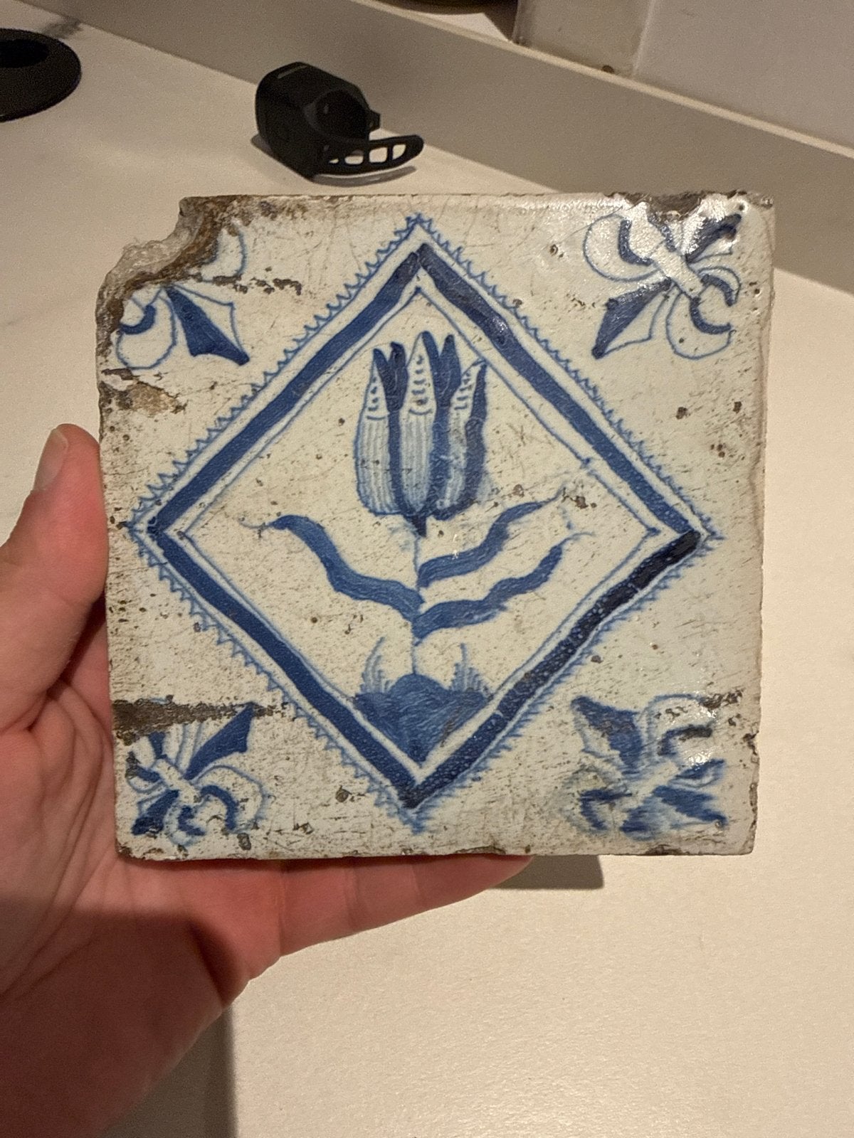 Antieke 17e-eeuwse Delftsblauwe tegel met tulp, Antiek en Kunst, Ophalen of Verzenden
