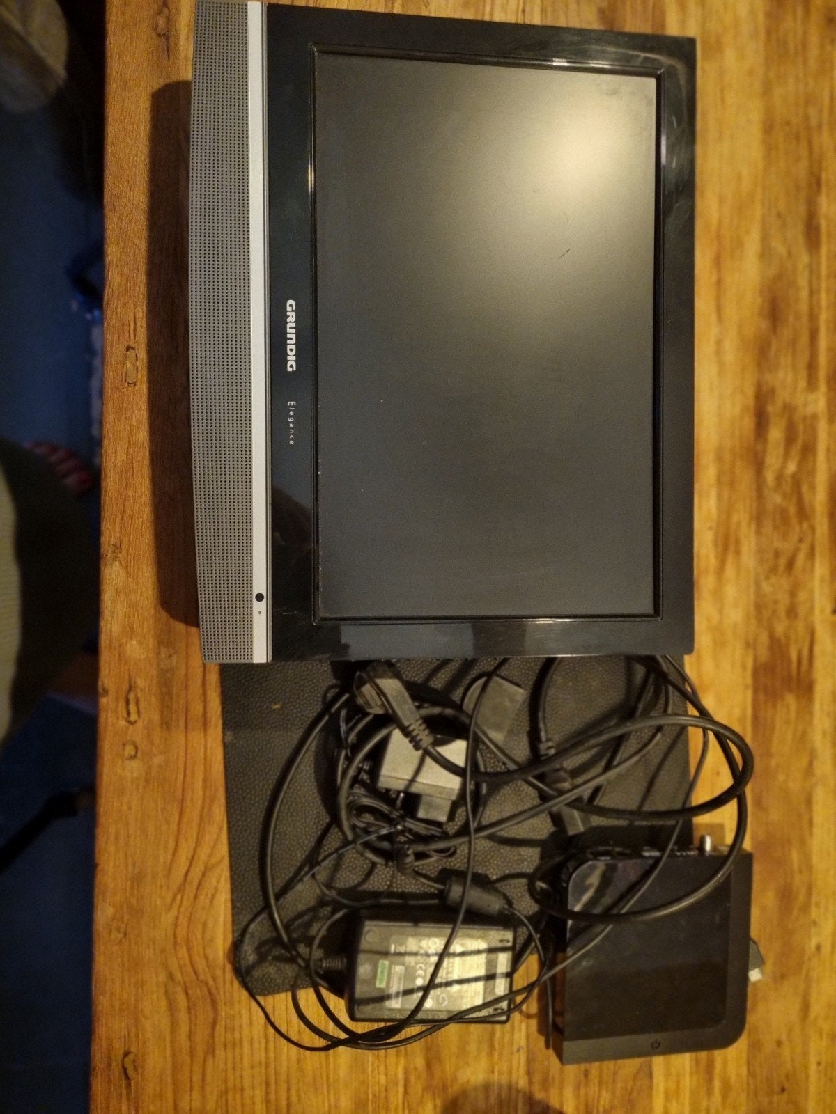 10 eueo Grundig GU15WDVDT 15.4" LCD TV DVD-speler, Gebruikt, 50 Hz, Ophalen of Verzenden, Minder dan 40 cm
