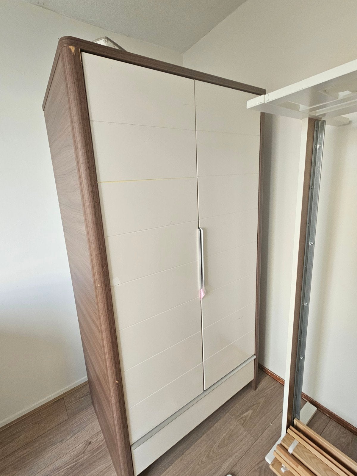 Moderne kledingkast met hangruimte en planken, Ophalen, Met deur(en), 100 tot 150 cm, Zo goed als nieuw