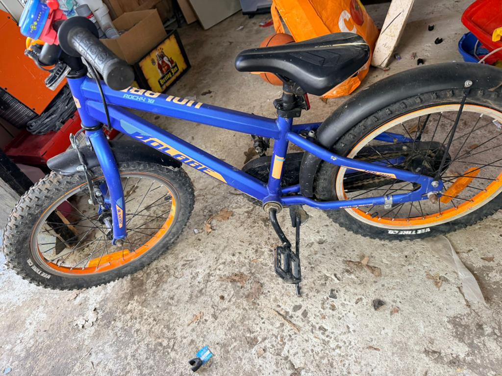 Kinderfiets met lekke achterband - Blauw, 16 inch, Ophalen, Gebruikt, Velgrem, 16 tot 20 inch