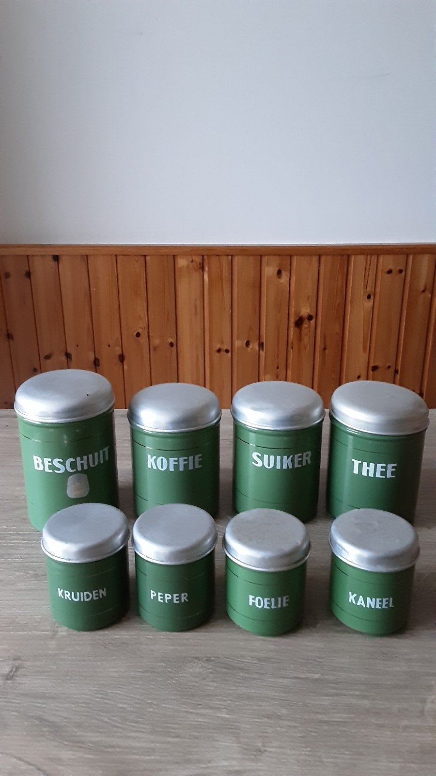 EMAILLE RESEDA GROENE BUSSENSET MET KRUIDENBUSJES., Antiek en Kunst, Ophalen of Verzenden