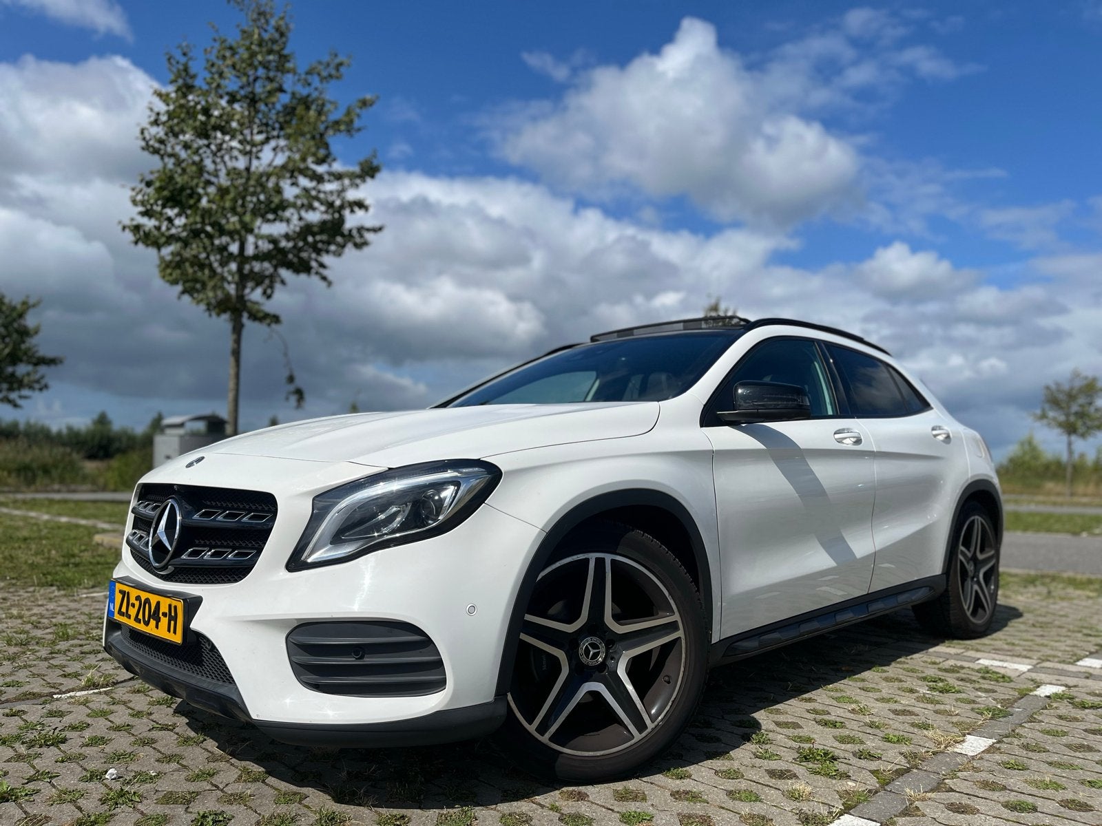 Mercedes-Benz GLA 200 2019 360/PANO/Memory/Keyless/AMG, Auto's, Mercedes-Benz, 715 kg, Wit, Particulier, 1335 kg