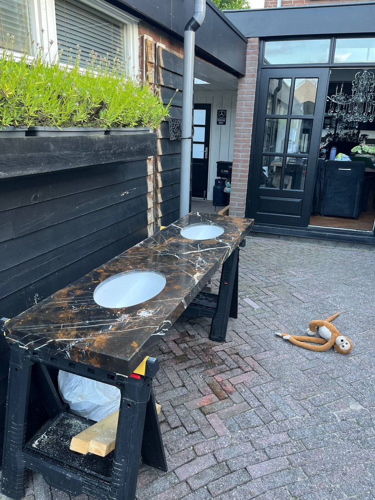 Natuursteen wastafels met Villeroy&Boch spoelbakken en plate
