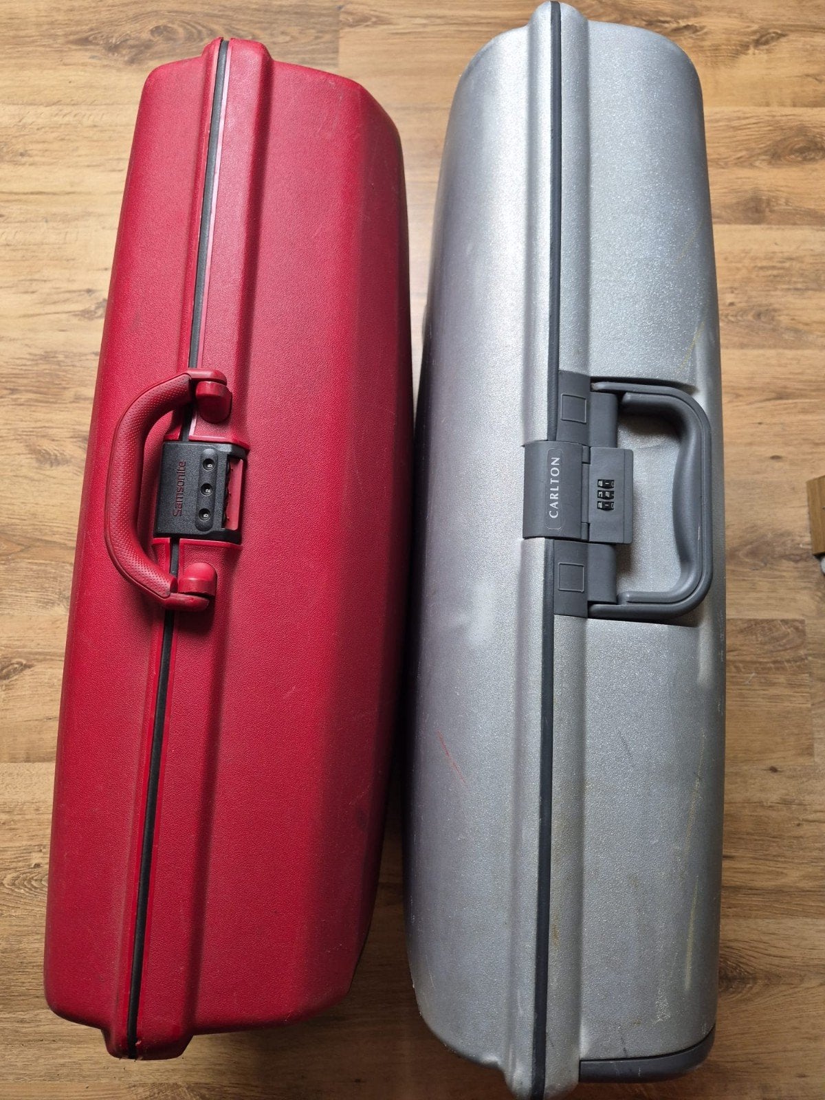 Set van 2 harde koffers: Samsonite (rood) en Carlton (grijs), Gebruikt, Hard kunststof, 45 tot 55 cm, 70 cm of meer