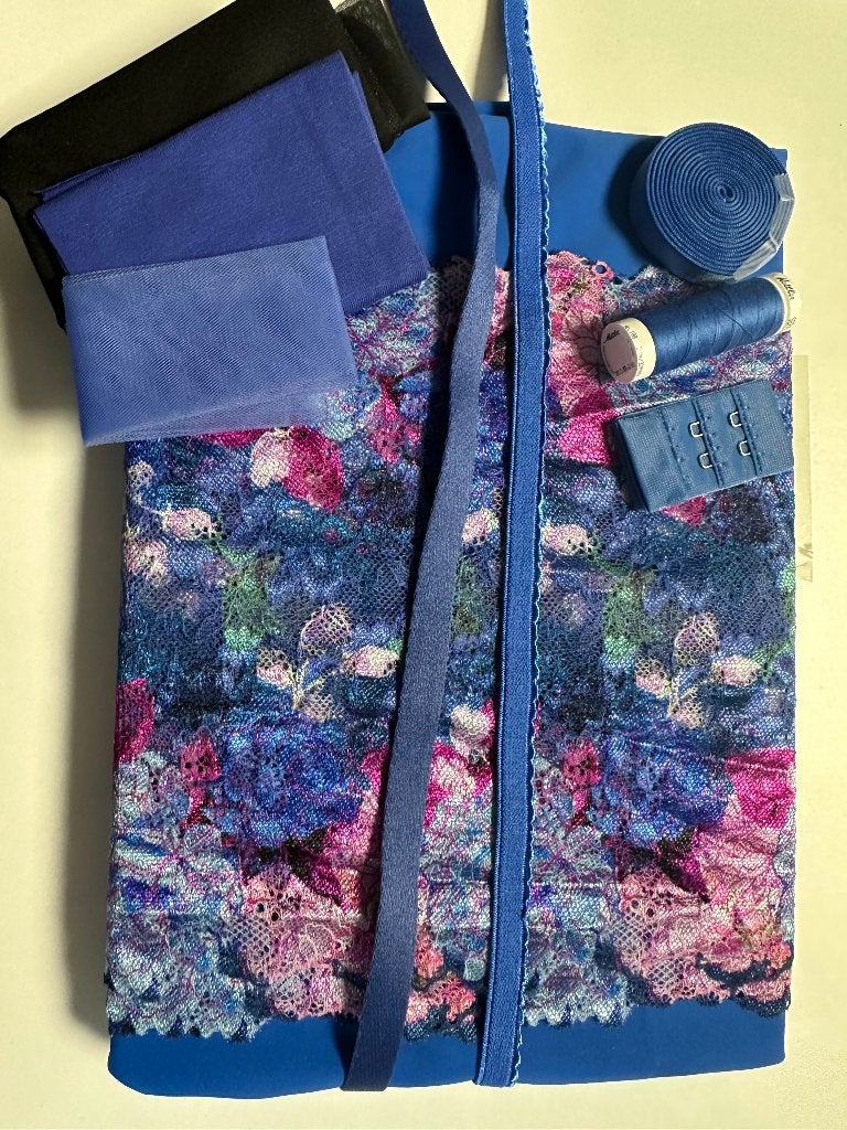 NR.87 ROYAL FLORAL  LINGERIE COMPL. PAKKET REKBAAR KANT, Ophalen of Verzenden, Nieuw, Kant