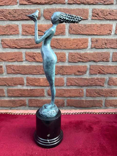 modern bronzen beeld, meisje met duif, Antiek en Kunst, Antiek | Koper en Brons, Ophalen of Verzenden, Brons