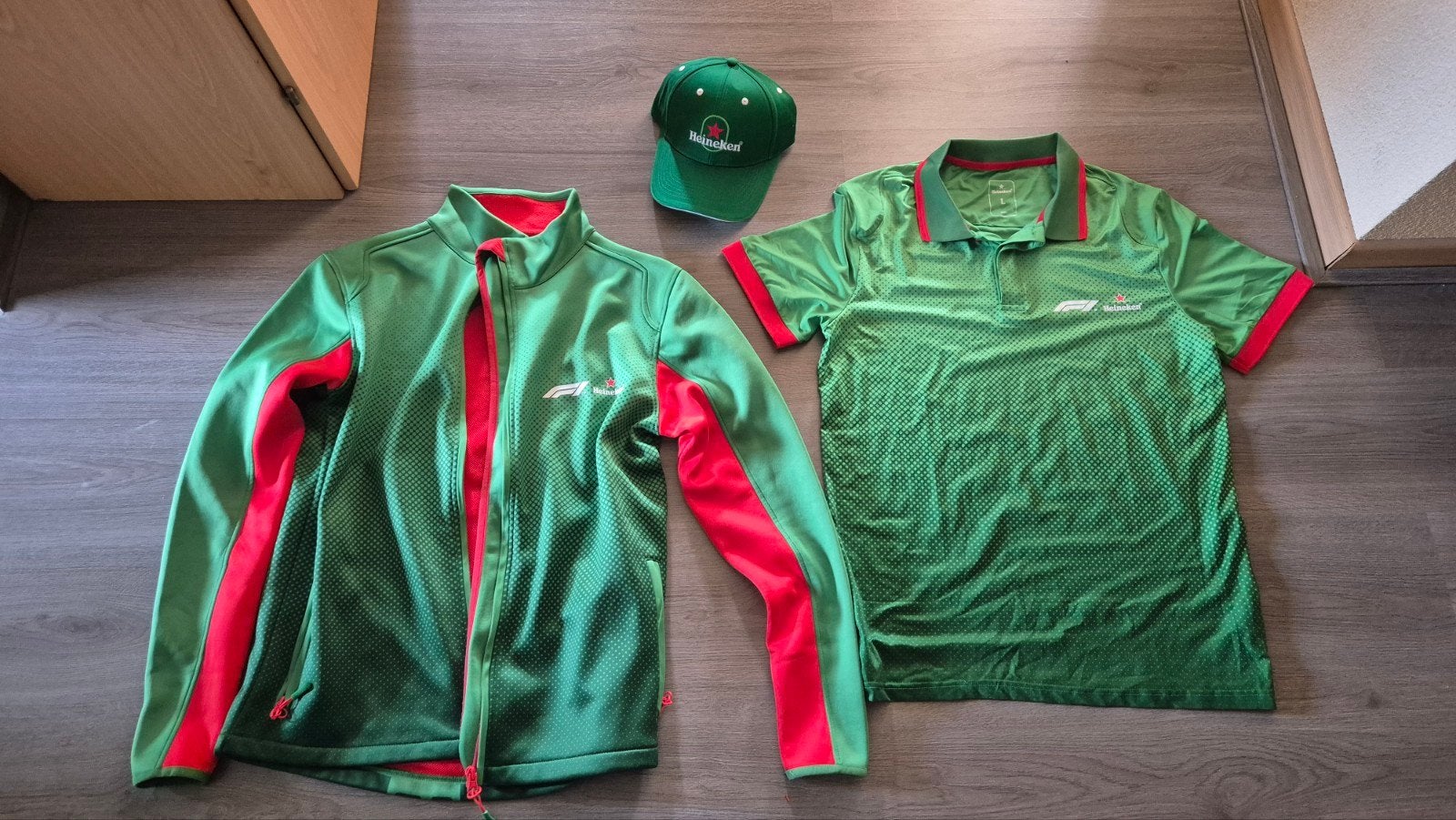 Heineken kleding set: jas, polo en pet, Ophalen of Verzenden, Nieuw, Formule 1 / Heineken