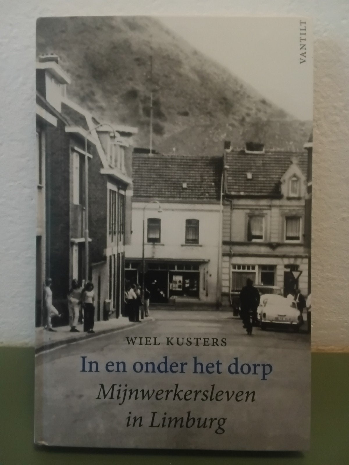 IN EN ONDER HET DORP MIJNWERKERSLEVEN IN LIMB. WIEL KUSTERS, Boeken, 19e eeuw, Wiel Kuxters, Ophalen of Verzenden, Zo goed als nieuw