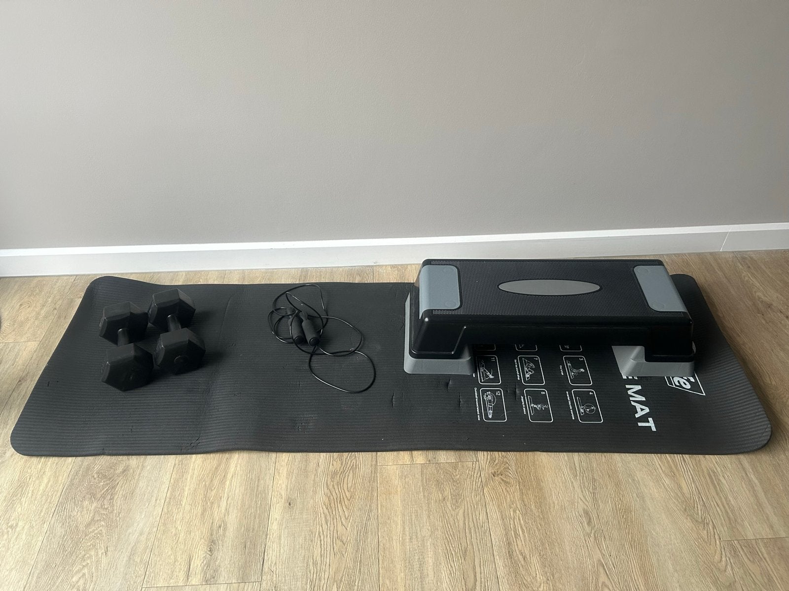 Complete fitness set: Sportmat, dumbells, springtouw en bank, Ophalen, Gebruikt, Armen, Fitnessmat