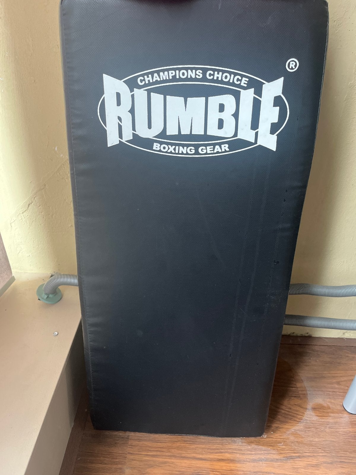 Rumble Boksset: Stootkussen en Bokshandschoenen (6-OZ), Ophalen, Zo goed als nieuw, Bokshandschoenen
