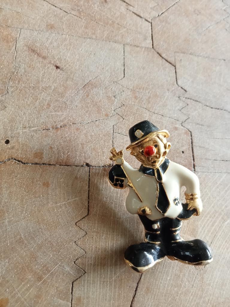 broche clown  5 cm hoog   goudkleurig  en geëmailleerd, Overige materialen, 4 tot 7 cm, Ophalen of Verzenden, Zo goed als nieuw
