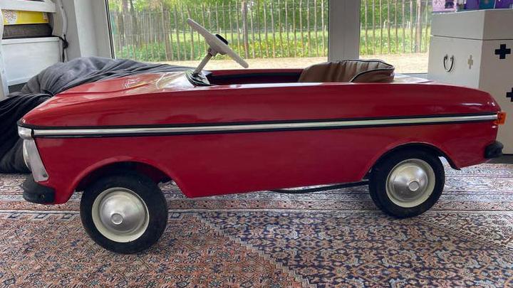 Vintage Rode Trapauto - Merk Moskvitch, Ophalen, Gebruikt
