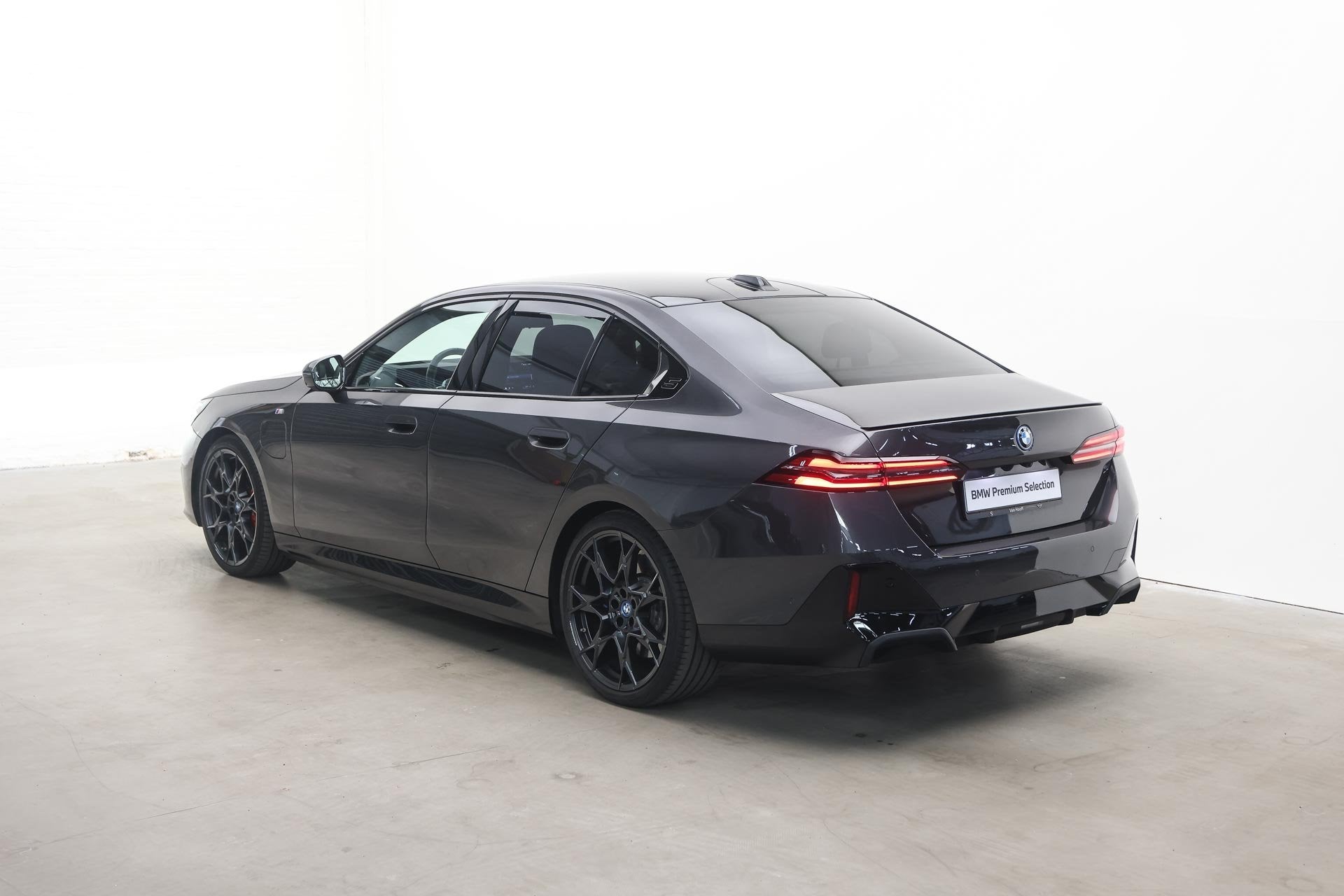 BMW 5 Serie 550e xDrive M Sport Automaat / Panoramadak / Bow, Auto's, Dealer onderhouden, Gebruikt, Bedrijf, 489 pk