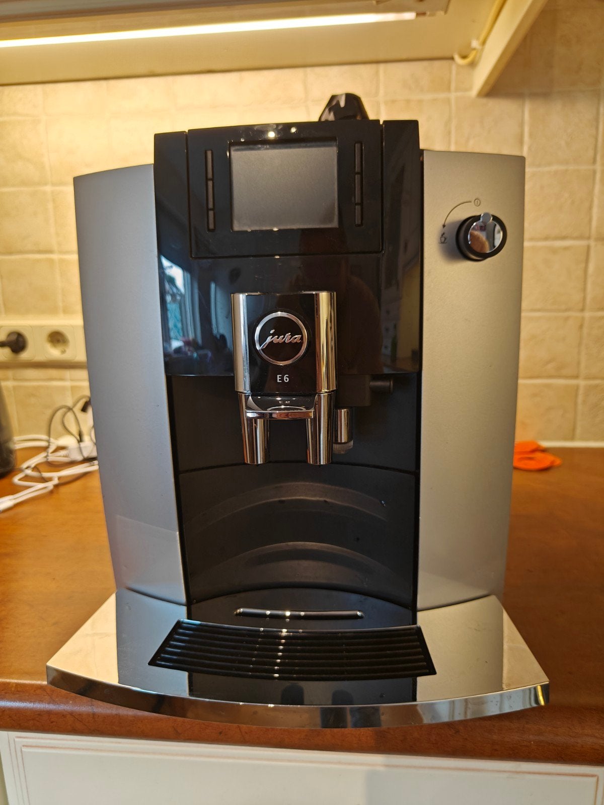 Jura E6 volautomatische koffiemachine - Zo goed als nieuw, 10 kopjes of meer, Koffiemachine, Koffiebonen, Zo goed als nieuw
