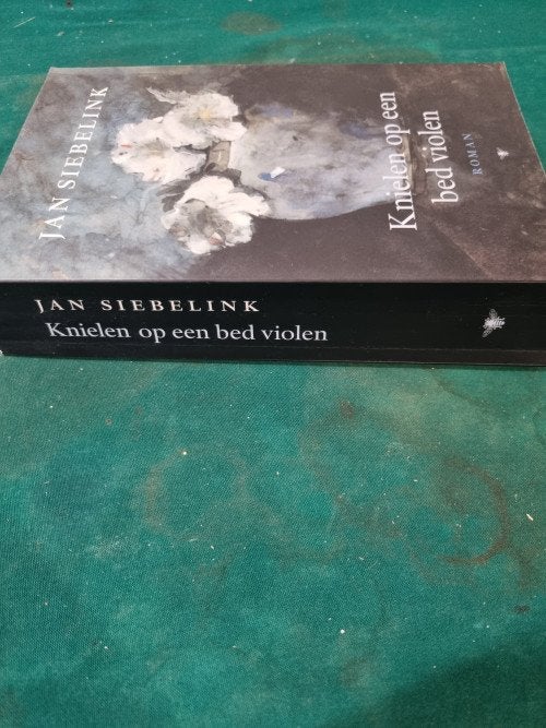boek knielen op een bed violen jan siebelink, Ophalen of Verzenden
