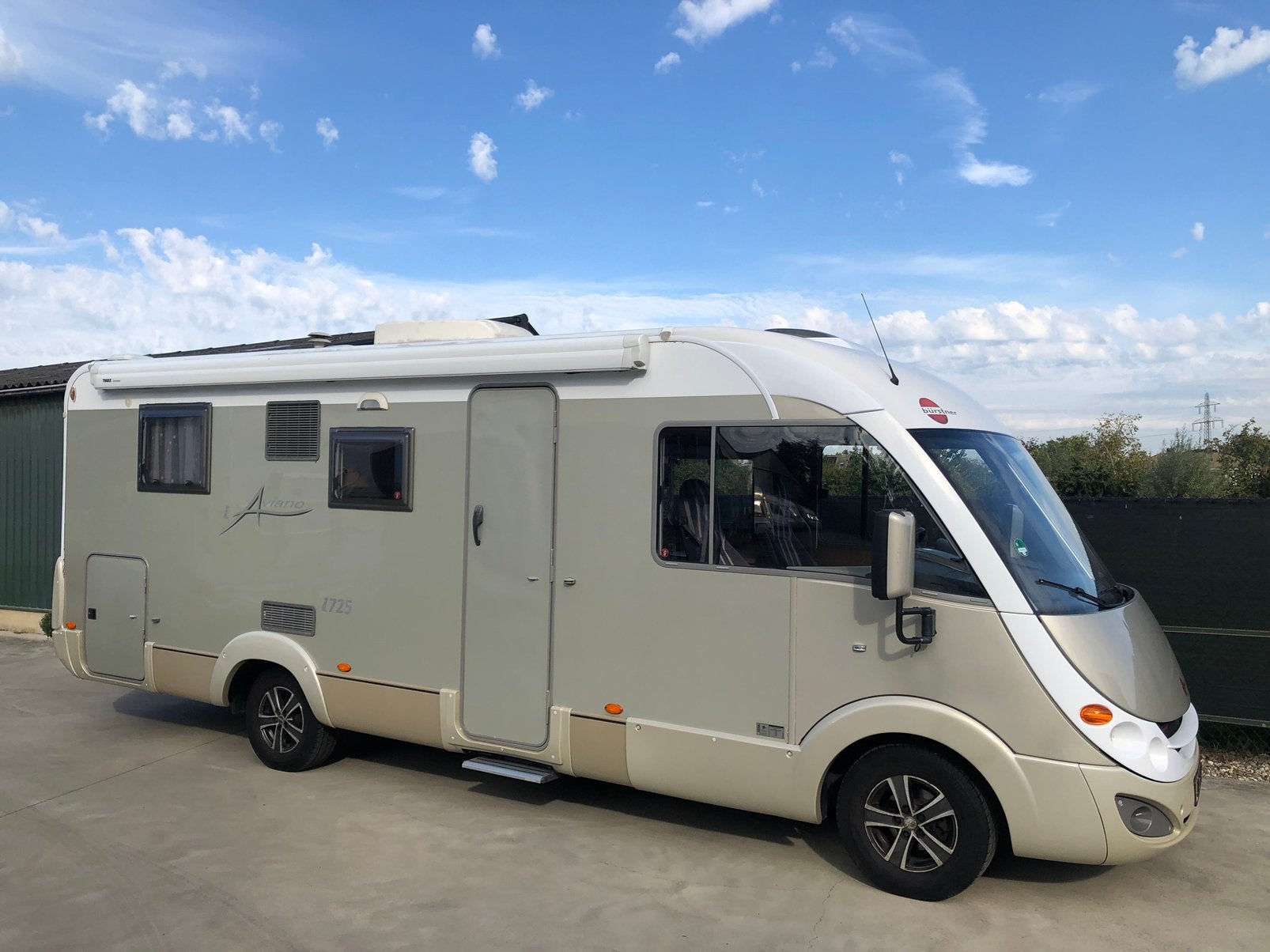 Smetteloze Burstner Aviano i725 160pk Queensbed + Hefbed, Caravans en Kamperen, Particulier, Tot en met 4, Integraal