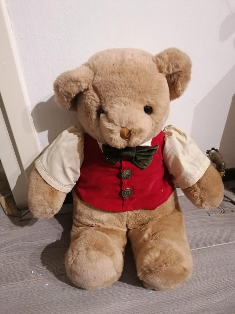 Knuffelbeer met rood vestje en groen strikje, Beer, Ophalen of Verzenden, Zo goed als nieuw, Met kleding of accessoire