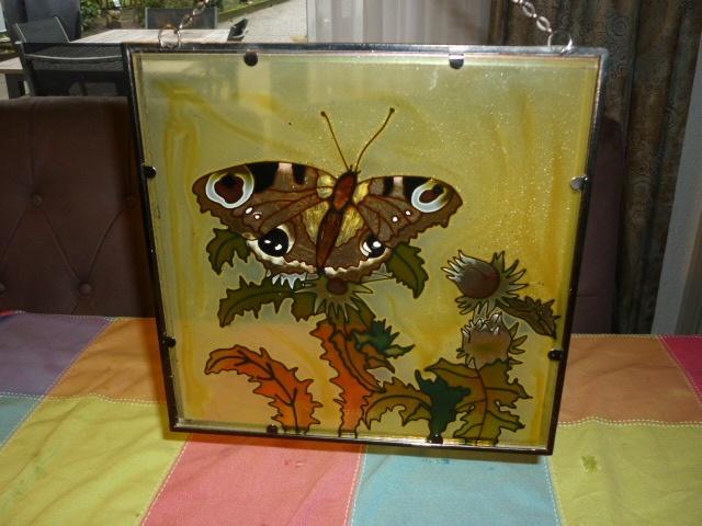Mooie glas in lood glas met een vlinder erop in goede staat, Ophalen of Verzenden