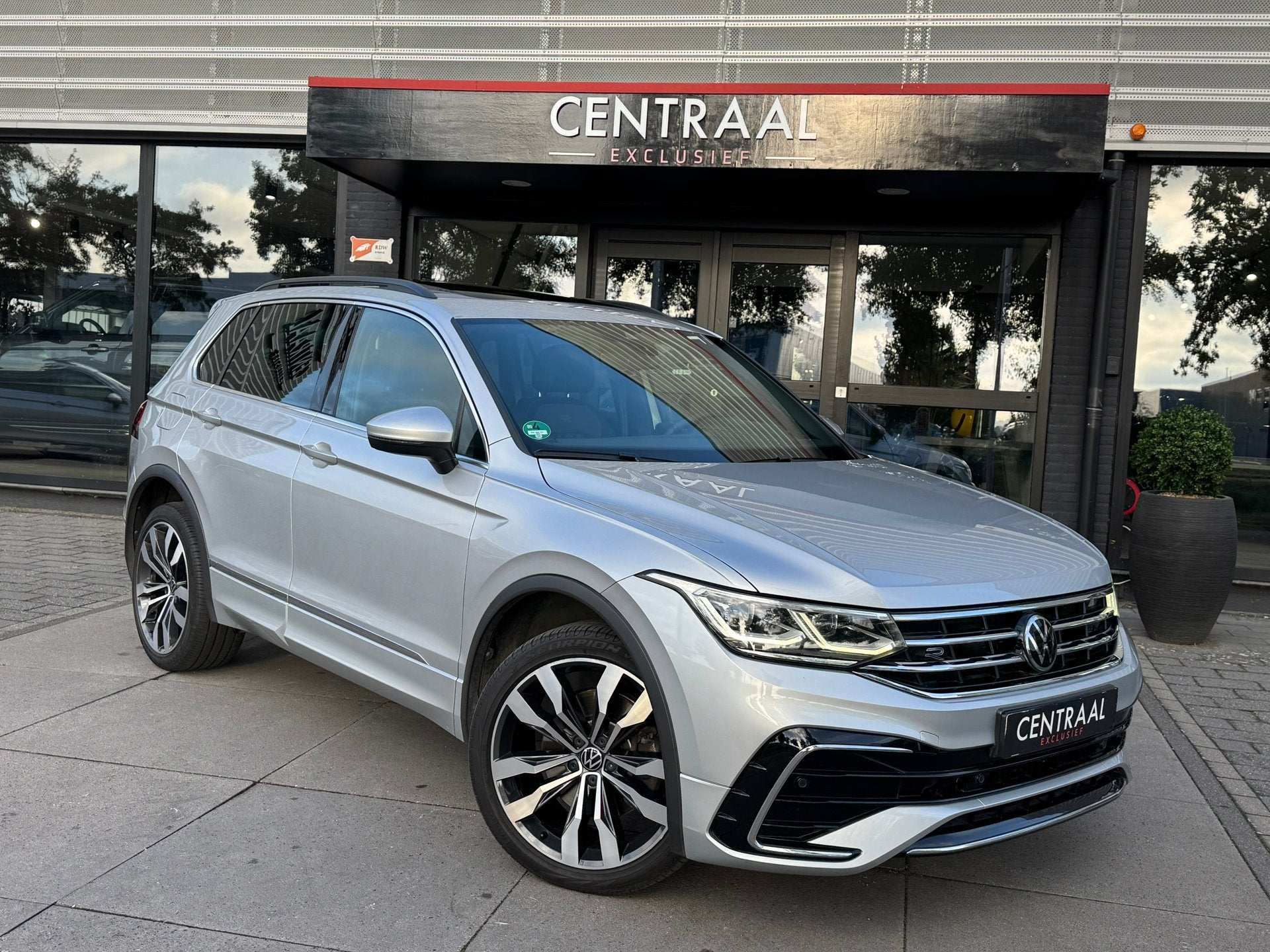 Volkswagen Tiguan 1.4 TSI eHybrid R-Line 245PK|Pano|ACC|Carp, Gebruikt, 4 cilinders, Alcantara, Grijs