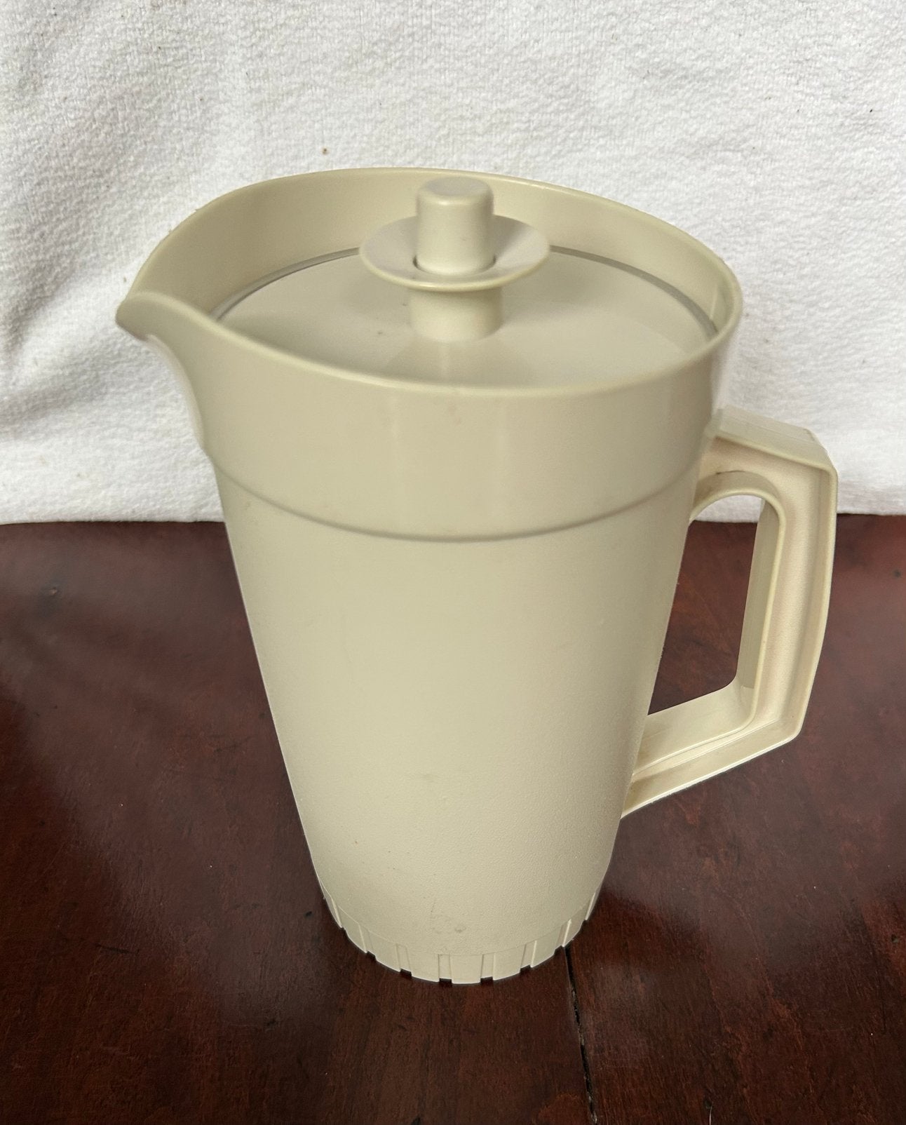 Vintage beige Tupperware schenkkan, pitcher, Ophalen of Verzenden, Gebruikt, Oranje, Beker of Kan