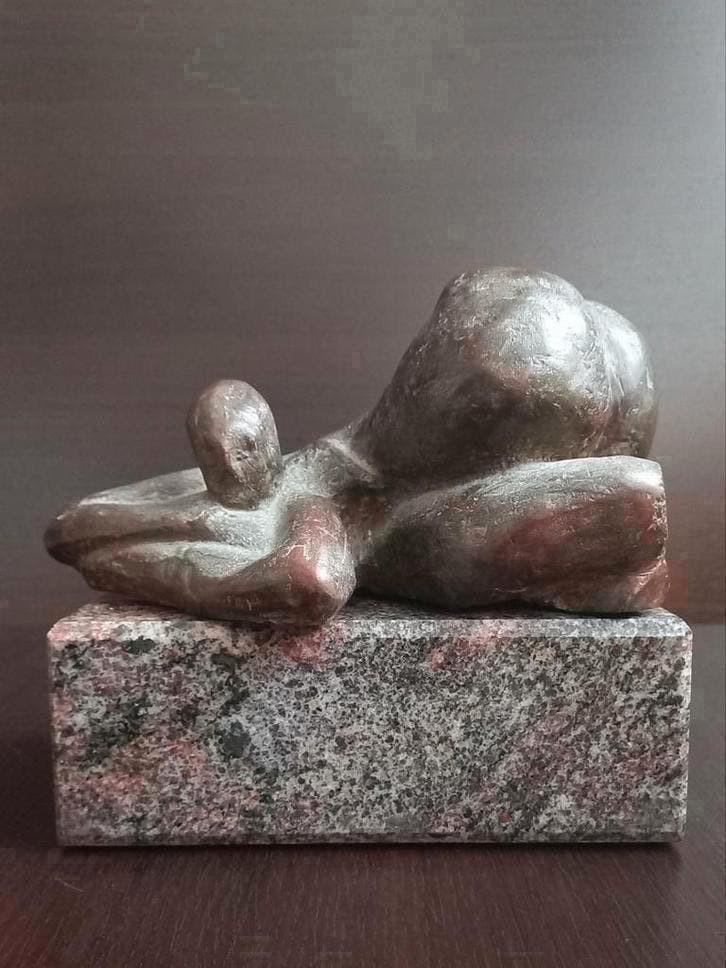 Brons beeld, Abstracte sculptuur Vrouw Liggend los op sokkel, Antiek en Kunst, Antiek | Koper en Brons, Ophalen of Verzenden, Brons
