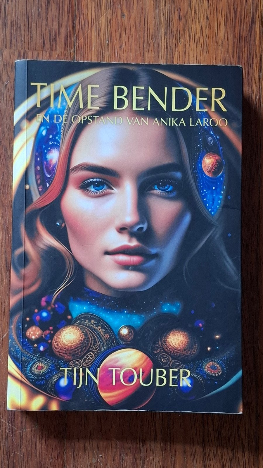 Time Bender en de opstand van Anika Laroo, Boeken, Ophalen of Verzenden, Zo goed als nieuw, Tijn Touber