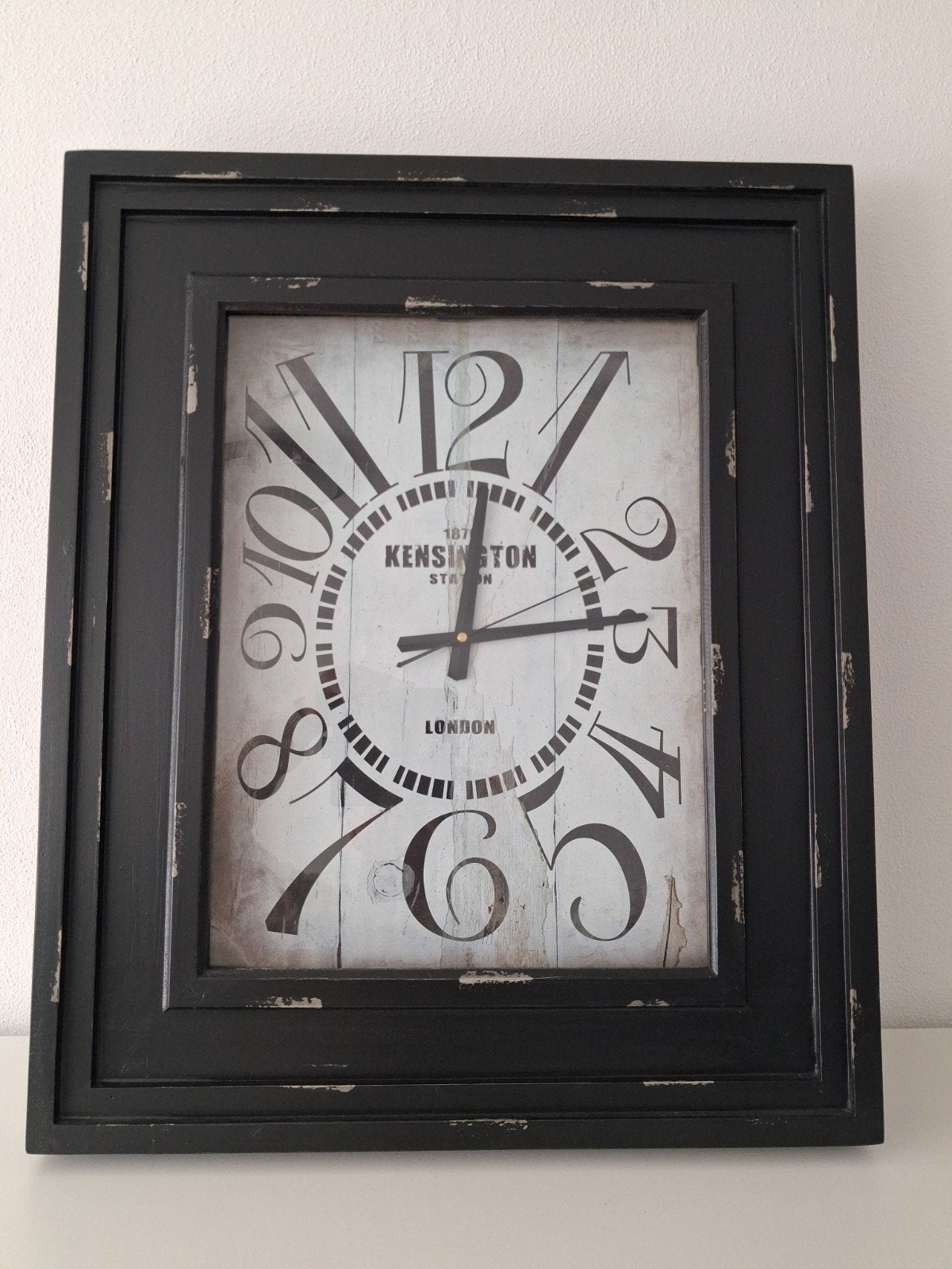 Wandklok Kensington Station London - Zwart Hout, Huis en Inrichting, Woonaccessoires | Klokken, Vintage, Analoog, Ophalen of Verzenden