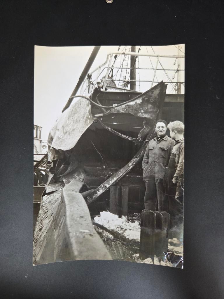Historische foto: Mannen bij beschadigd schip, Ophalen of Verzenden