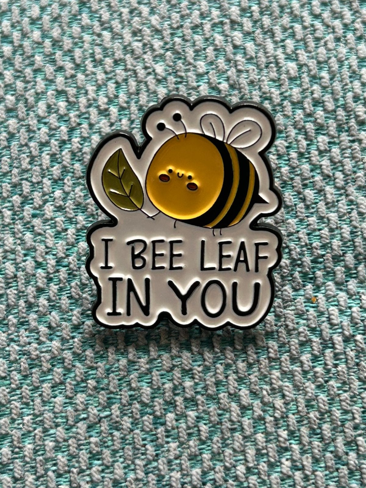 Pin I bee leaf in you, Verzamelen, Speldjes, Pins en Buttons, Ophalen of Verzenden, Zo goed als nieuw