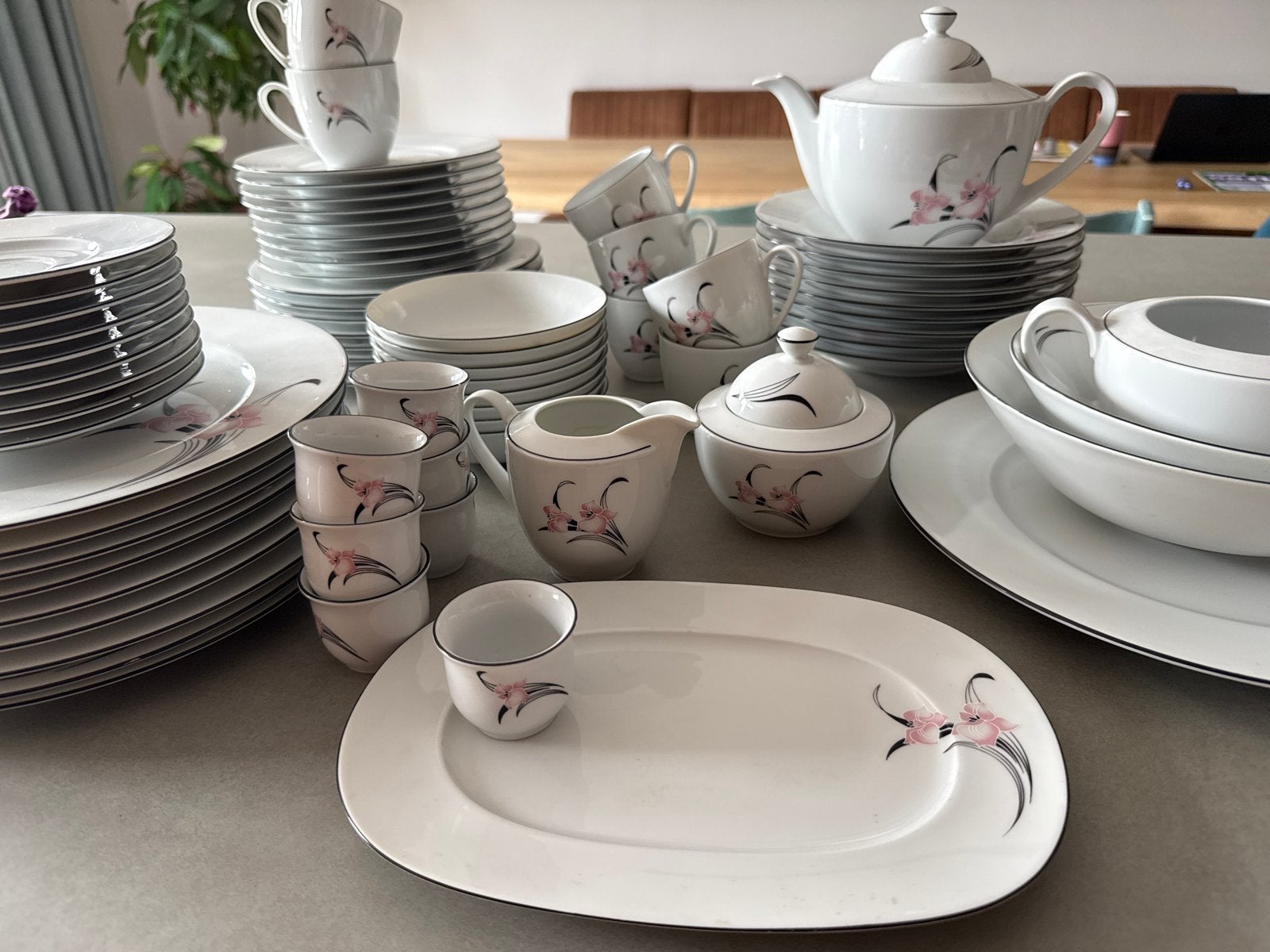 Uitgebreid servies met roze bloemmotief, Ophalen, Klassiek, Zo goed als nieuw, Porselein