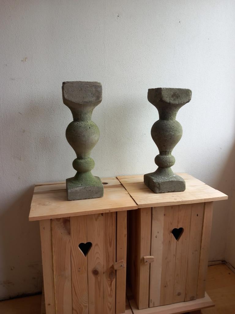 Twee zware stenen antieke balusters/zuilen/pilaren., Ophalen
