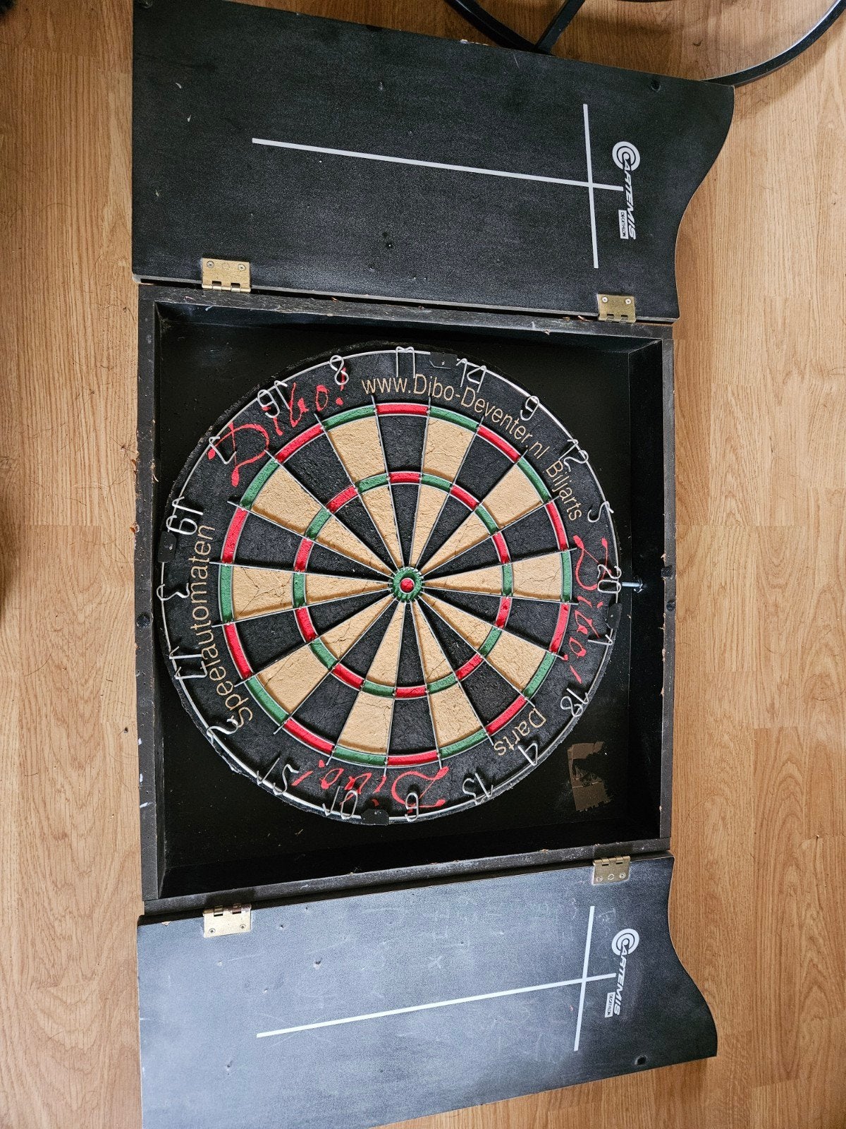 Dartbord van Dibo met kast van Artemis, Sport en Fitness, Ophalen of Verzenden, Gebruikt, Dartbord met pijlen
