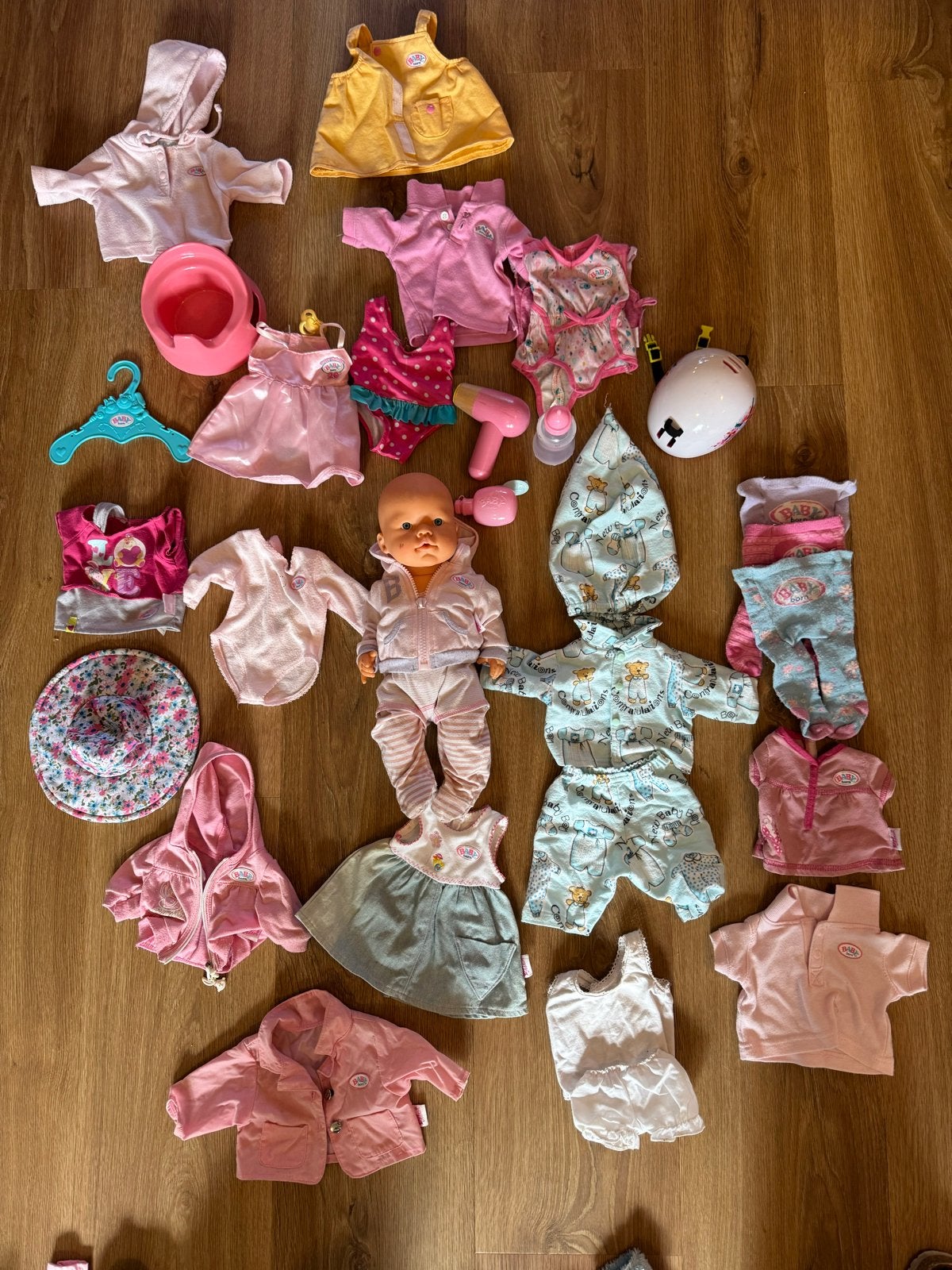 Baby Born pop met badje en veel kleding, Ophalen of Verzenden, Gebruikt, Babypop