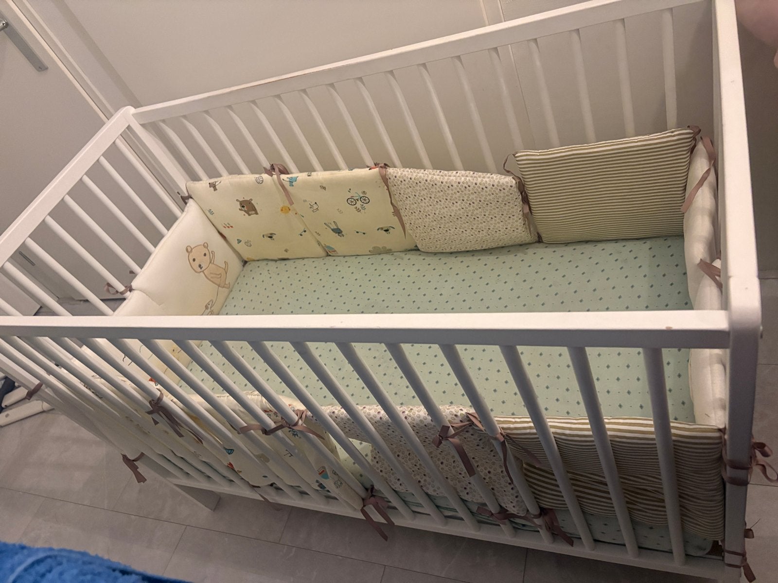 Babybedje inclusief matras en bedbumper, Ophalen of Verzenden, Zo goed als nieuw, Ledikant
