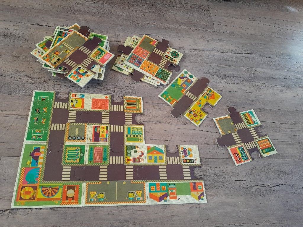 Djeco puzzel de stad, Ophalen of Verzenden, 10 tot 50 stukjes, Zo goed als nieuw, 2 tot 4 jaar