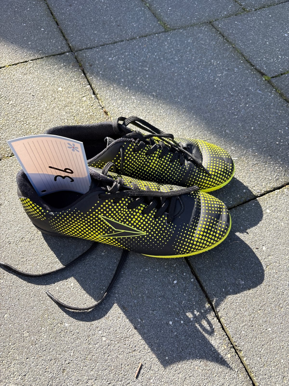 Zaal Voetbalschoenen maat 36, zwart met geel, Ophalen of Verzenden, Gebruikt, Schoenen