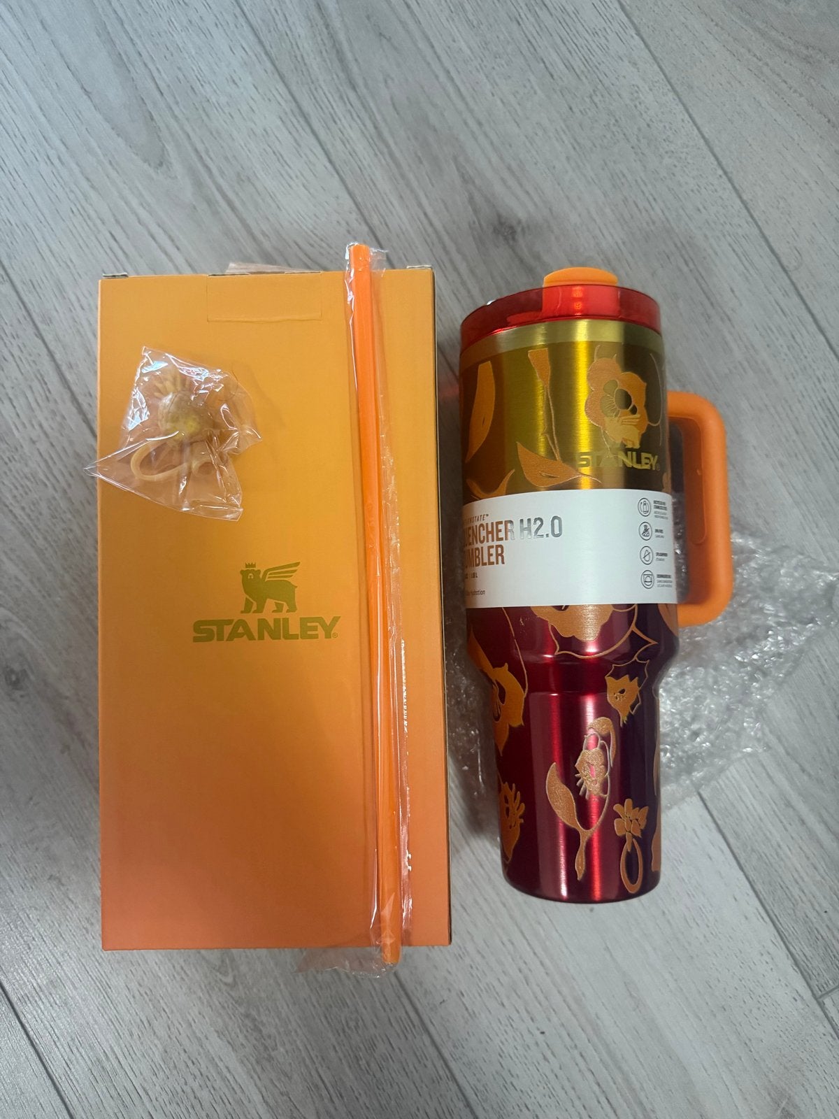Stanley x KAROL G Tropicoqueta Quencher H2.0 Tumbler 1.18L, Overige typen, Stanley, Nieuw, Ophalen of Verzenden
