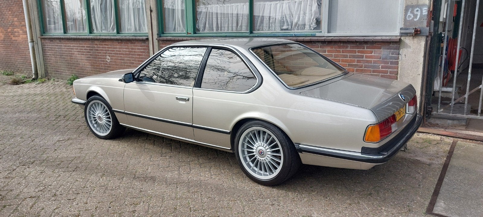 Te koop BMW E24 628CSI uit 1983, Auto's, Oldtimers, Achterwielaandrijving, Beige, Beige, Leder